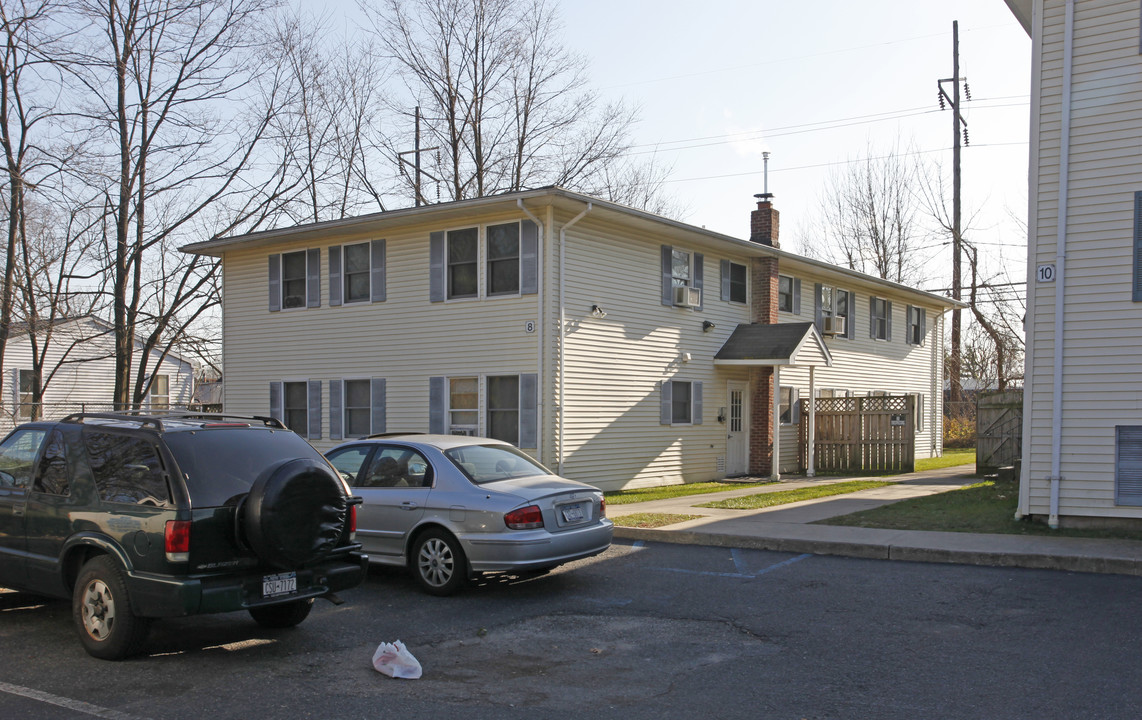 8 Cherry St in Bay Shore, NY - Building Photo