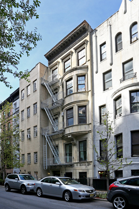 47 W 68th St in New York, NY - Building Photo