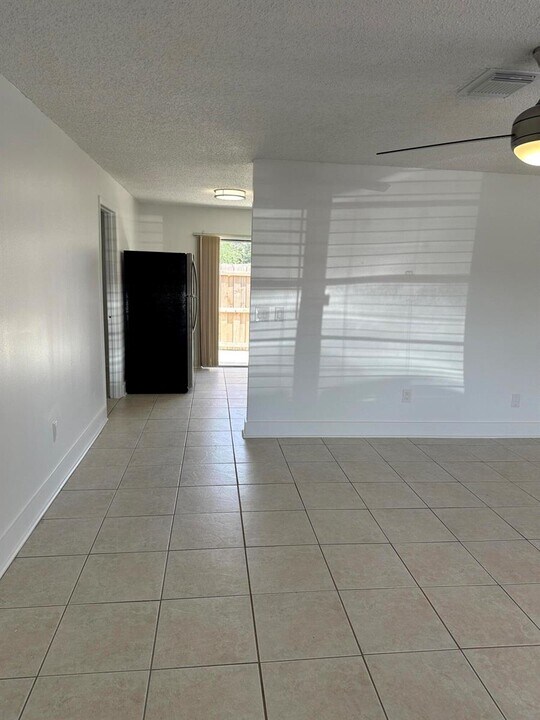 4667 Cambridge St in Greenacres, FL - Foto de edificio