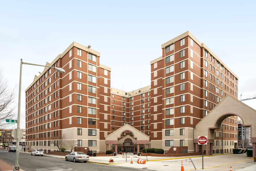 Howard Plaza Towers in Washington, DC - Foto de edificio