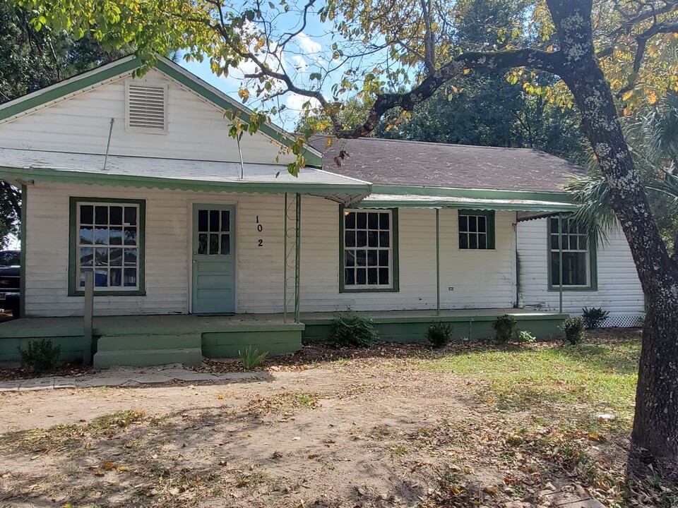 102 W Johnson St in Dublin, GA - Building Photo