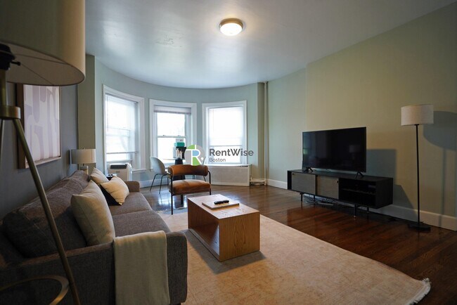 45 Carlton St in Brookline, MA - Building Photo - Building Photo