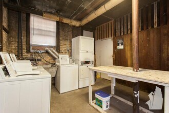 1110 W Wellington Ave, Unit 3 in Chicago, IL - Building Photo - Building Photo