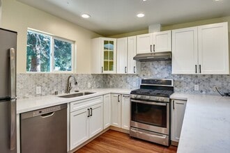 125a Eaton Villa Pl in Redwood City, CA - Building Photo - Building Photo