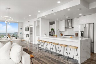 3338 Peachtree Rd NE in Atlanta, GA - Foto de edificio - Building Photo