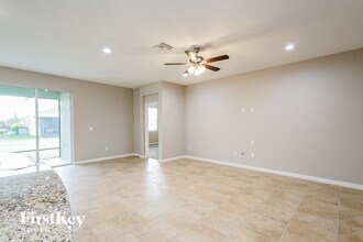 7517 Lantern Park Ave in Apollo Beach, FL - Building Photo - Building Photo