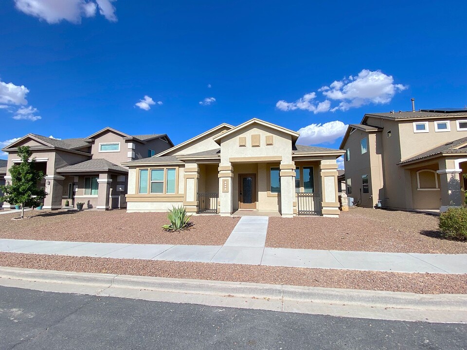 2048 Robert Minnie in El Paso, TX - Building Photo