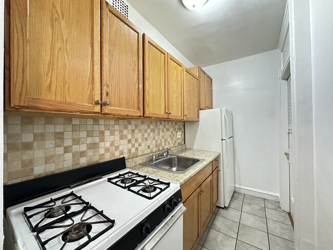 1367 W Estes Ave in Chicago, IL - Building Photo - Building Photo