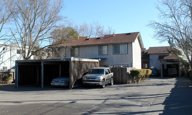 744-758 Dutton Ave in Santa Rosa, CA - Foto de edificio - Building Photo