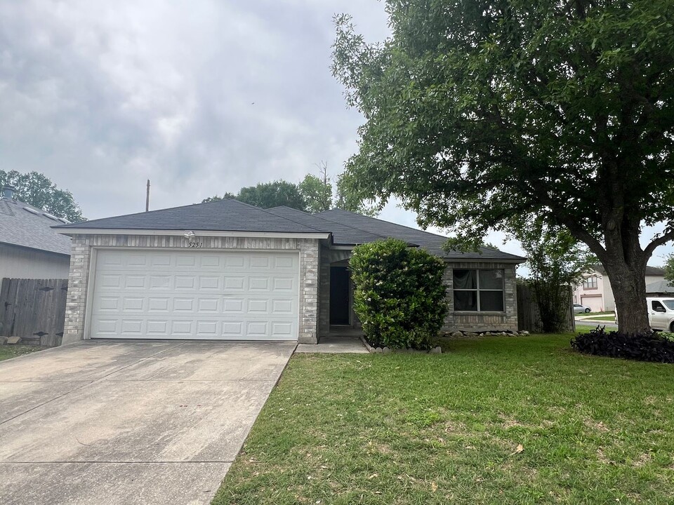 5251 Senisa Springs in San Antonio, TX - Building Photo