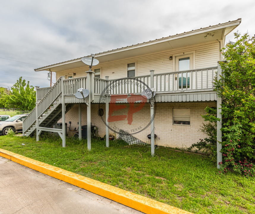 520 Live Oak St in Meridian, TX - Building Photo