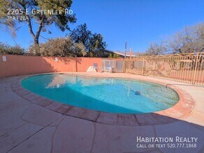 2205 E Greenlee Rd in Tucson, AZ - Building Photo - Building Photo