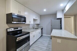 5929 Queensloch Dr in Houston, TX - Building Photo