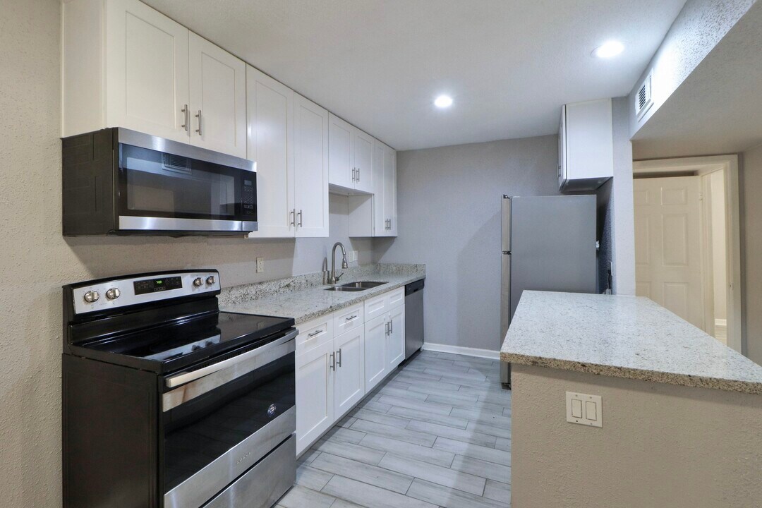 5929 Queensloch Dr in Houston, TX - Building Photo