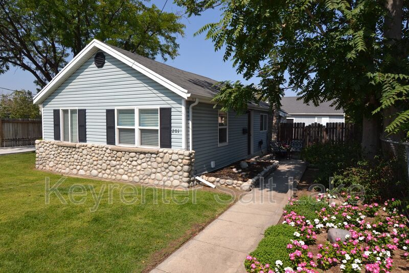 201 E 8800 S in Sandy, UT - Building Photo
