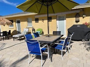 572 105th Ave N in Naples, FL - Foto de edificio - Building Photo