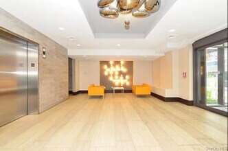 39-16 Prince St, Unit 6E in Queens, NY - Building Photo - Building Photo