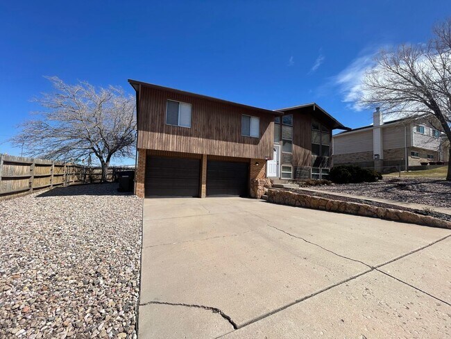 2270 W Skyview Dr in Cedar City, UT - Building Photo - Building Photo