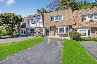 8 Roundtree Ct in Beacon, NY - Building Photo - Building Photo
