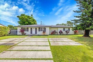 6191 SW 62nd Pl in South Miami, FL - Building Photo