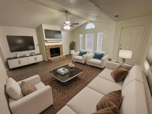 324 Moss Hill Dr in Arlington, TX - Foto de edificio - Building Photo