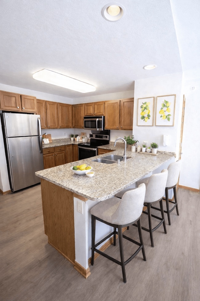 Highlands at Wildwood Lake Apartments 55+ in Menomonee Falls, WI - Foto de edificio - Building Photo