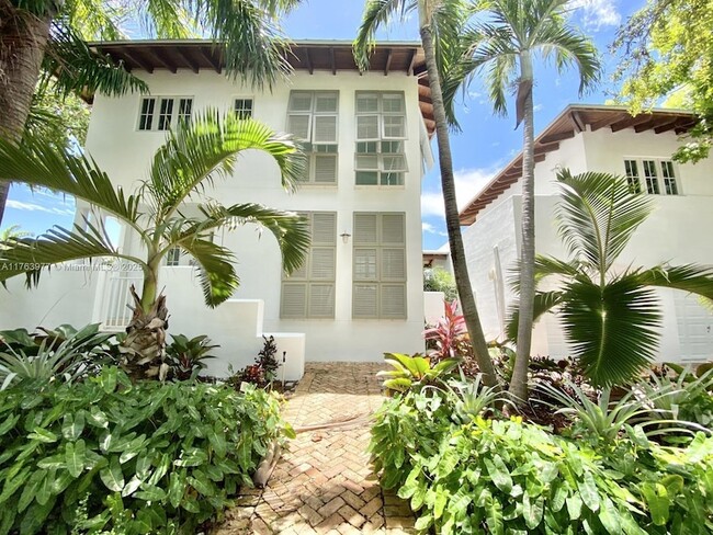 350 Woodcrest Rd in Key Biscayne, FL - Building Photo - Building Photo