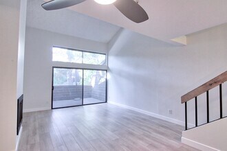 1050 Seco St, Unit 202 in Pasadena, CA - Building Photo - Building Photo