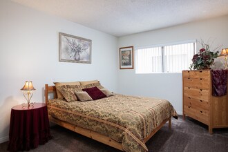 16251 Woodruff Ave in Bellflower, CA - Building Photo - Building Photo