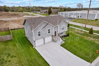 21116 E 8th St S in Independence, MO - Foto de edificio - Building Photo