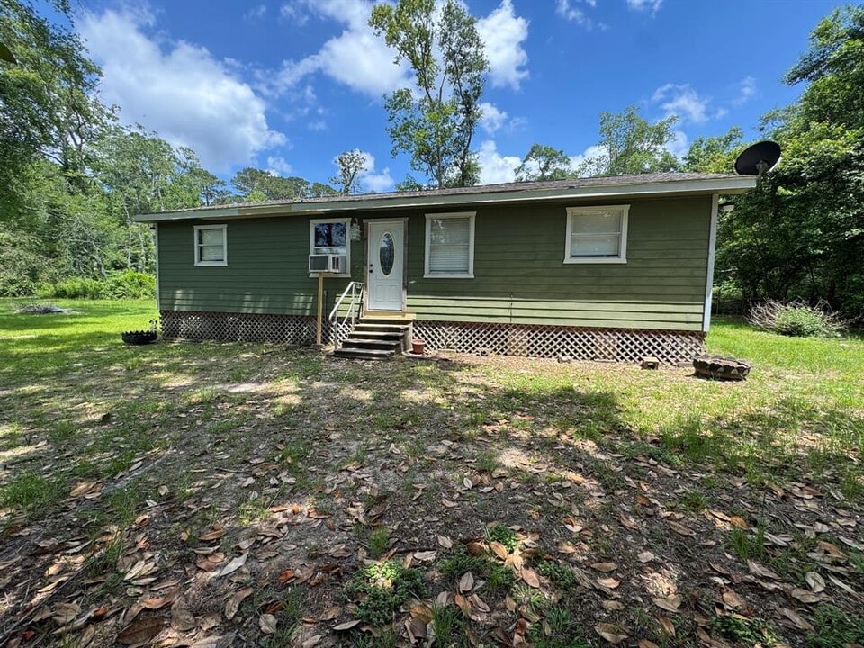 979 Hillbilly Heaven Rd in Livingston, TX - Building Photo