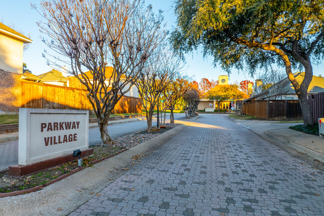 Villas at Parkway Village in Dallas, TX - Building Photo - Building Photo