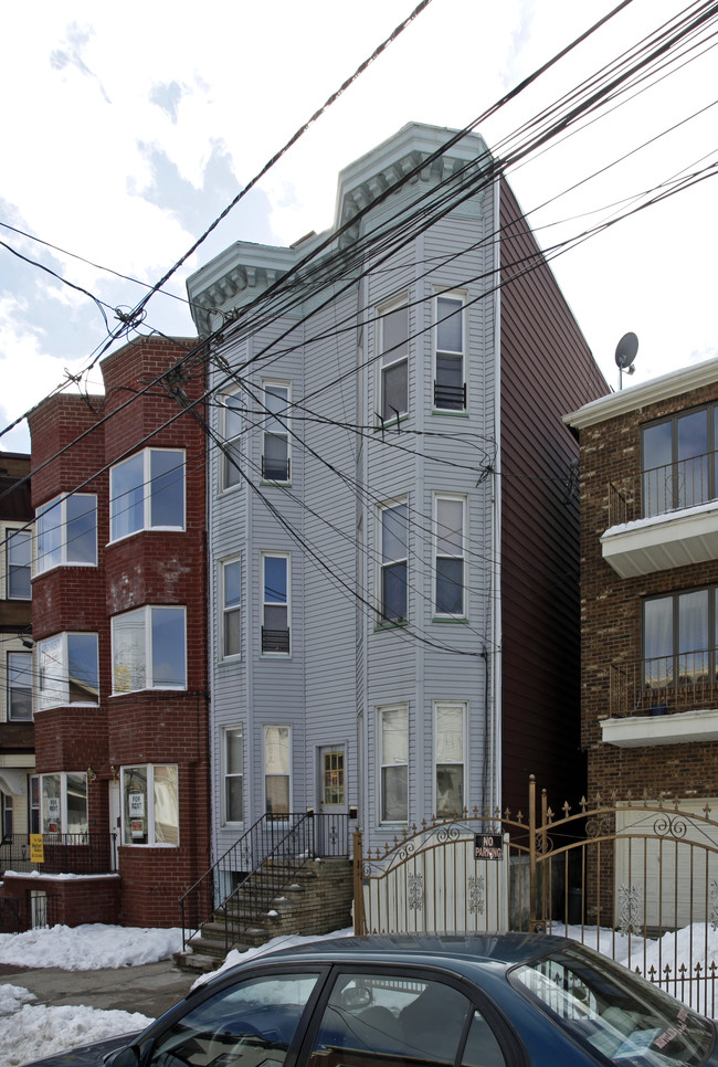 113 Hutton St in Jersey City, NJ - Building Photo - Building Photo