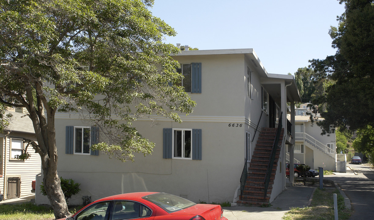 6636-6640 Laird Ave in Oakland, CA - Foto de edificio