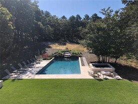 4 Albert Ave in Southampton, NY - Building Photo