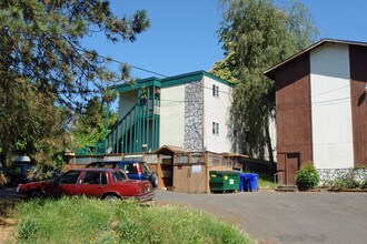 3215 SE Alder Ct in Portland, OR - Building Photo - Building Photo