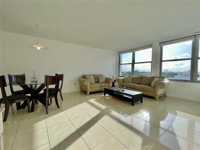 2899 Collins Ave in Miami Beach, FL - Building Photo - Building Photo
