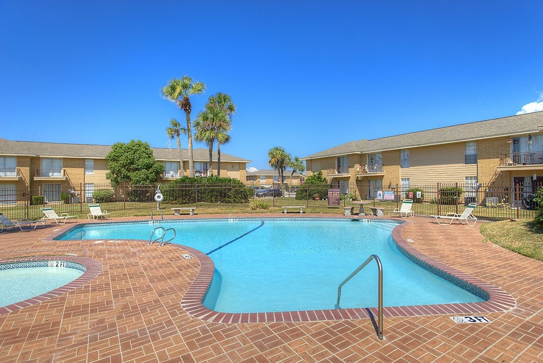 ASHTON PLACE APARTMENTS in Galveston, TX - Building Photo