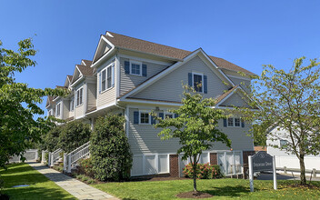 52 Brookside Dr in Greenwich, CT - Building Photo - Building Photo