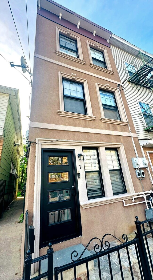 7 Wallis Ave, Unit 2