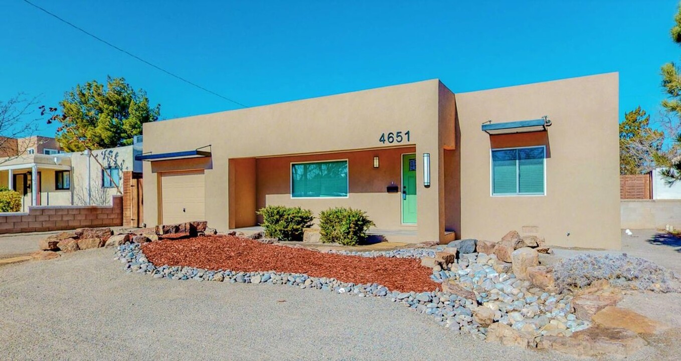 4651 Idlewilde Ln SE in Albuquerque, NM - Building Photo