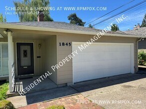 1845 SW Hicrest Ave in Portland, OR - Building Photo - Building Photo