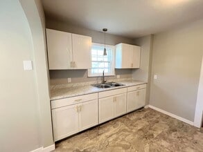 516 W 13th Ave in Hutchinson, KS - Building Photo - Building Photo