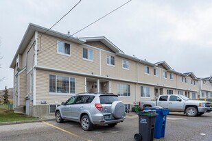 304 Ross Av in Cochrane, AB - Building Photo