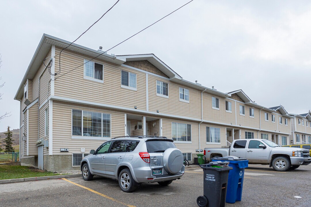 304 Ross Av in Cochrane, AB - Building Photo