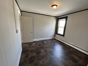 50 High St, Unit B in Killingly, CT - Building Photo - Building Photo