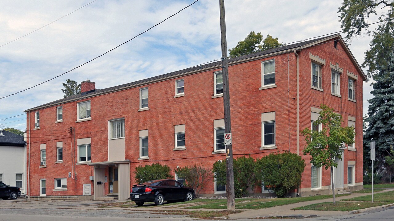 48 Main St in St Catharines, ON - Building Photo