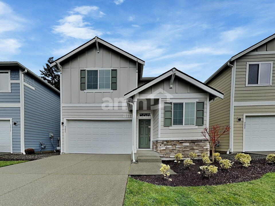 9226 Shootingstar St SE in Tumwater, WA - Foto de edificio