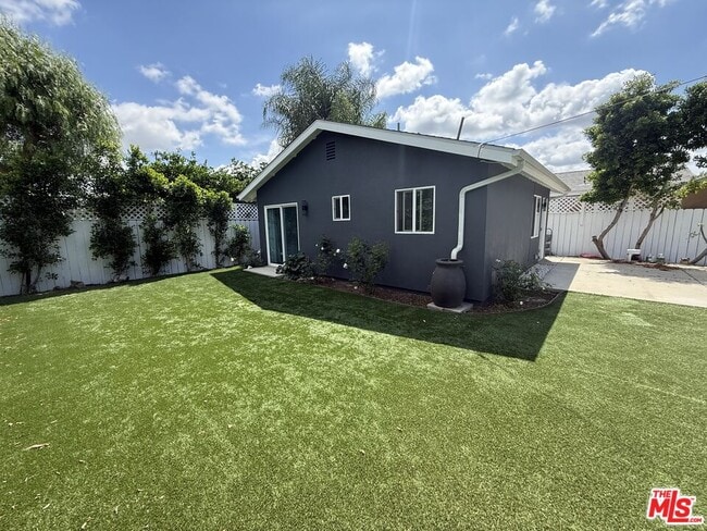 7512 Jamieson Ave in Los Angeles, CA - Building Photo - Building Photo