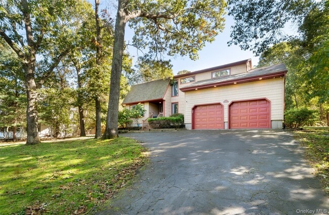 property at 5 Bay Woods Dr